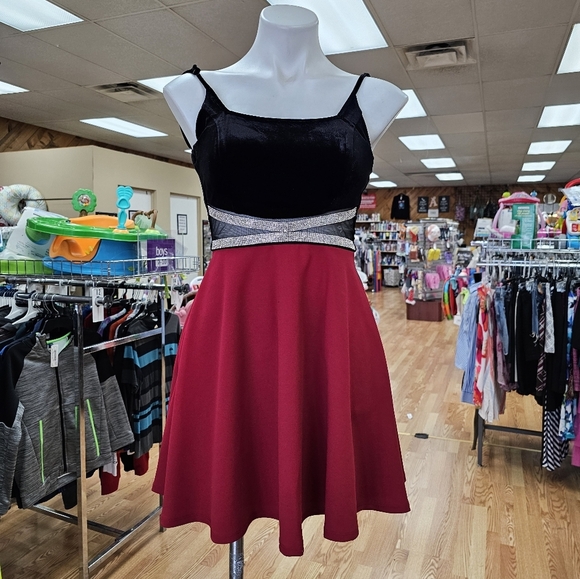 Extraordinary dress.  Black Top,bottom Velour Red, With Bling In Middle. - Picture 1 of 1